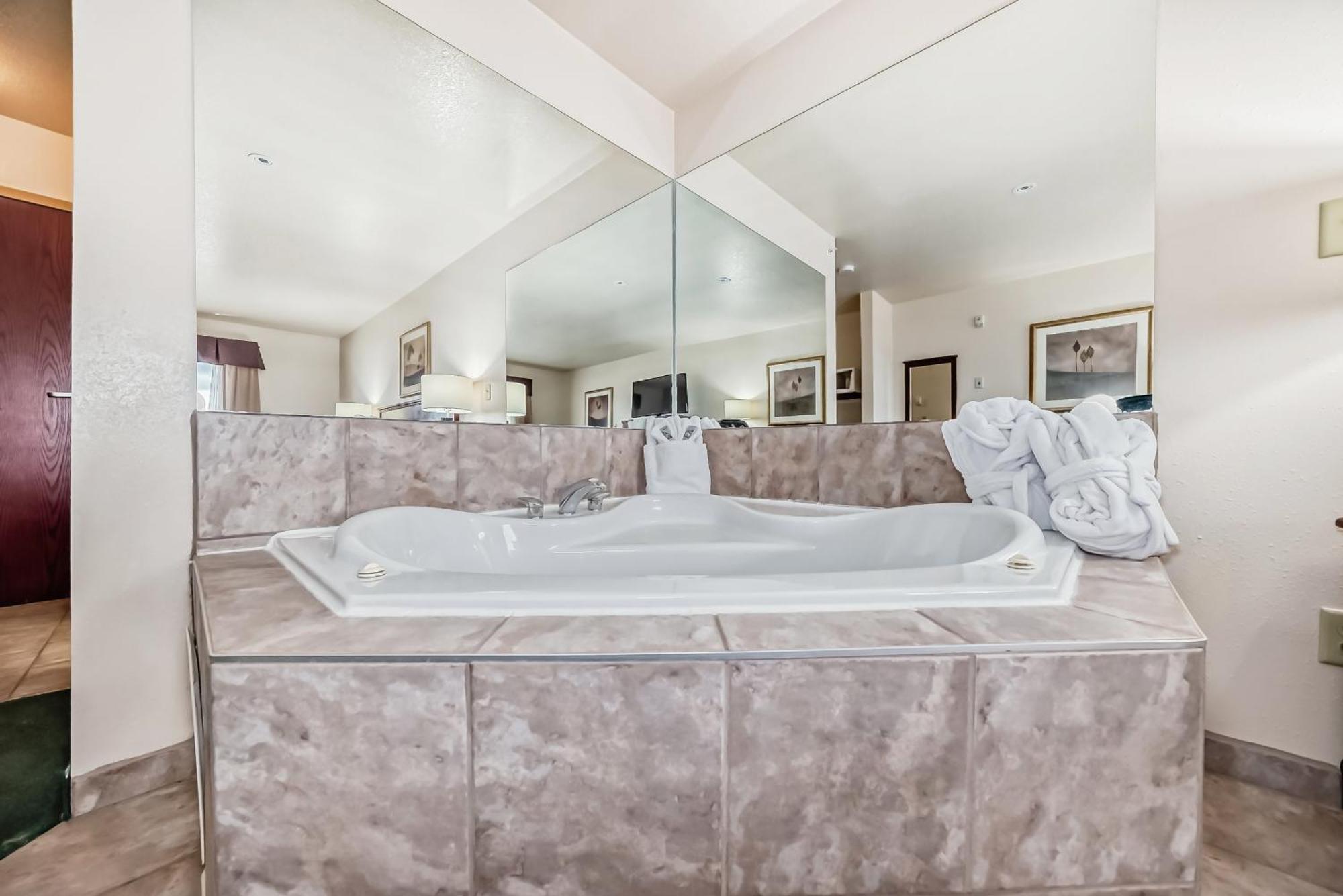 Grande Cache Inn & Suites 外观 照片